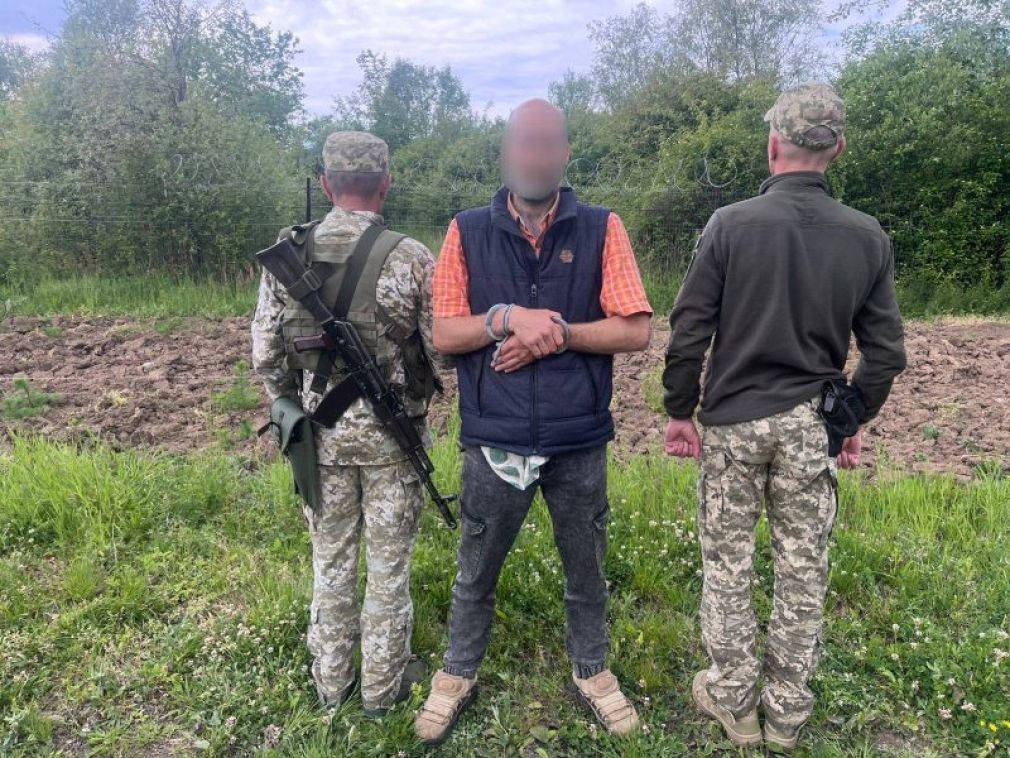 На кордоні зі Словаччиною затримали іноземця, який чагарниками пробирався в Україну