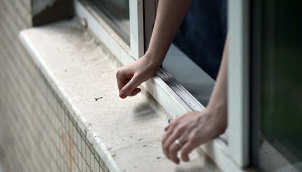 В Івано-Франківську чоловік випав з вікна багатоповерхівки