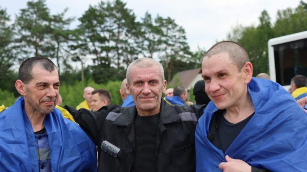 Цивільні і військові: з російського повернули ще одну групу захисників