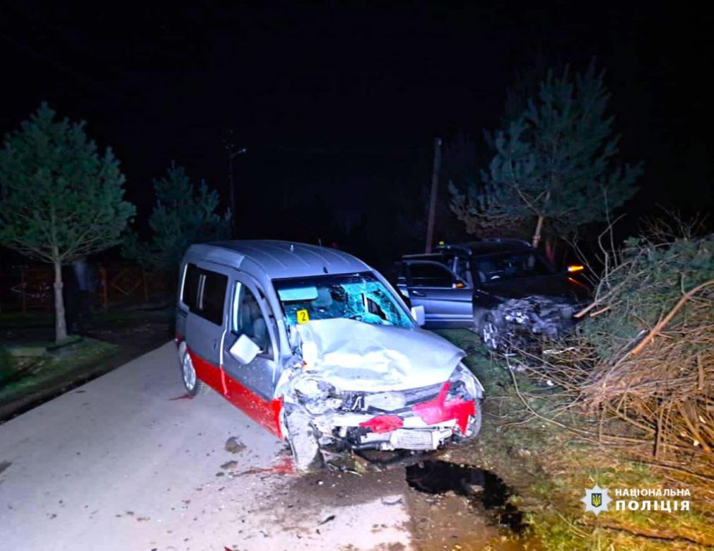 У Долинській громаді 16-річний водій на Mercedes-Benz врізався в зустрічне авто