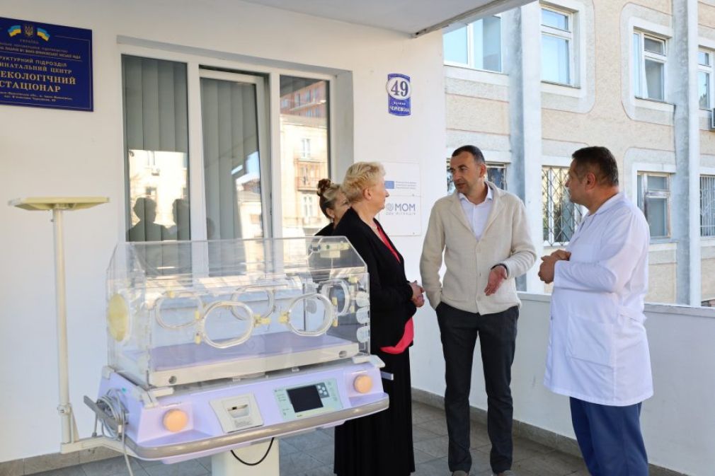 Івано-Франківському перинатальному центру партнери з Естонії подарували інкубатор