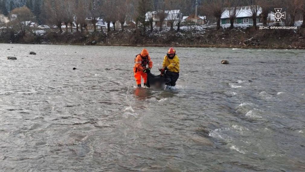 У Верховині з річки витягнули тіло чоловіка