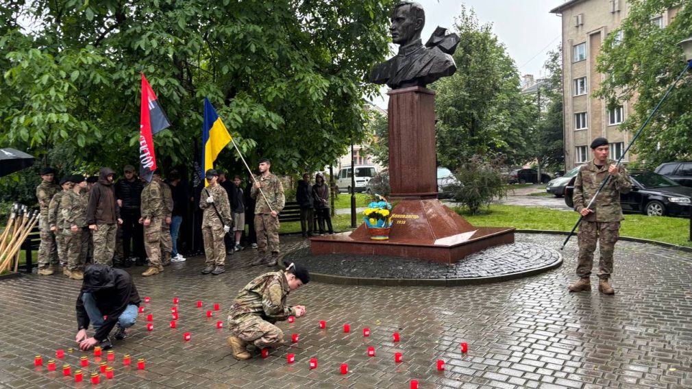 Дощ не завадив: у Франківську націоналістична молодь вшанувала Коновальця із смолоскипами