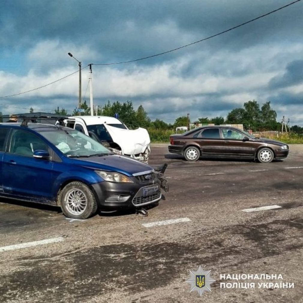 Два автомобілі зіткнулися на Калуському шосе