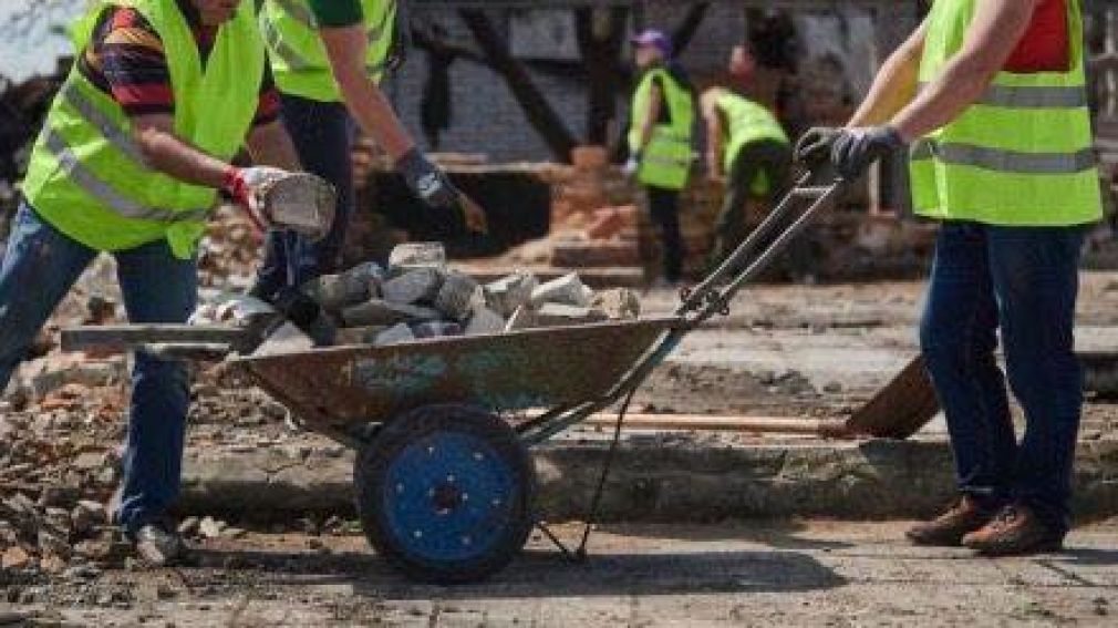 2500 безробітних на Прикарпатті залучили до відновлення пошкодженої інфраструктури