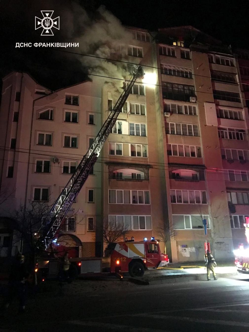 Врятували вісім людей: у Франківську горіла квартира