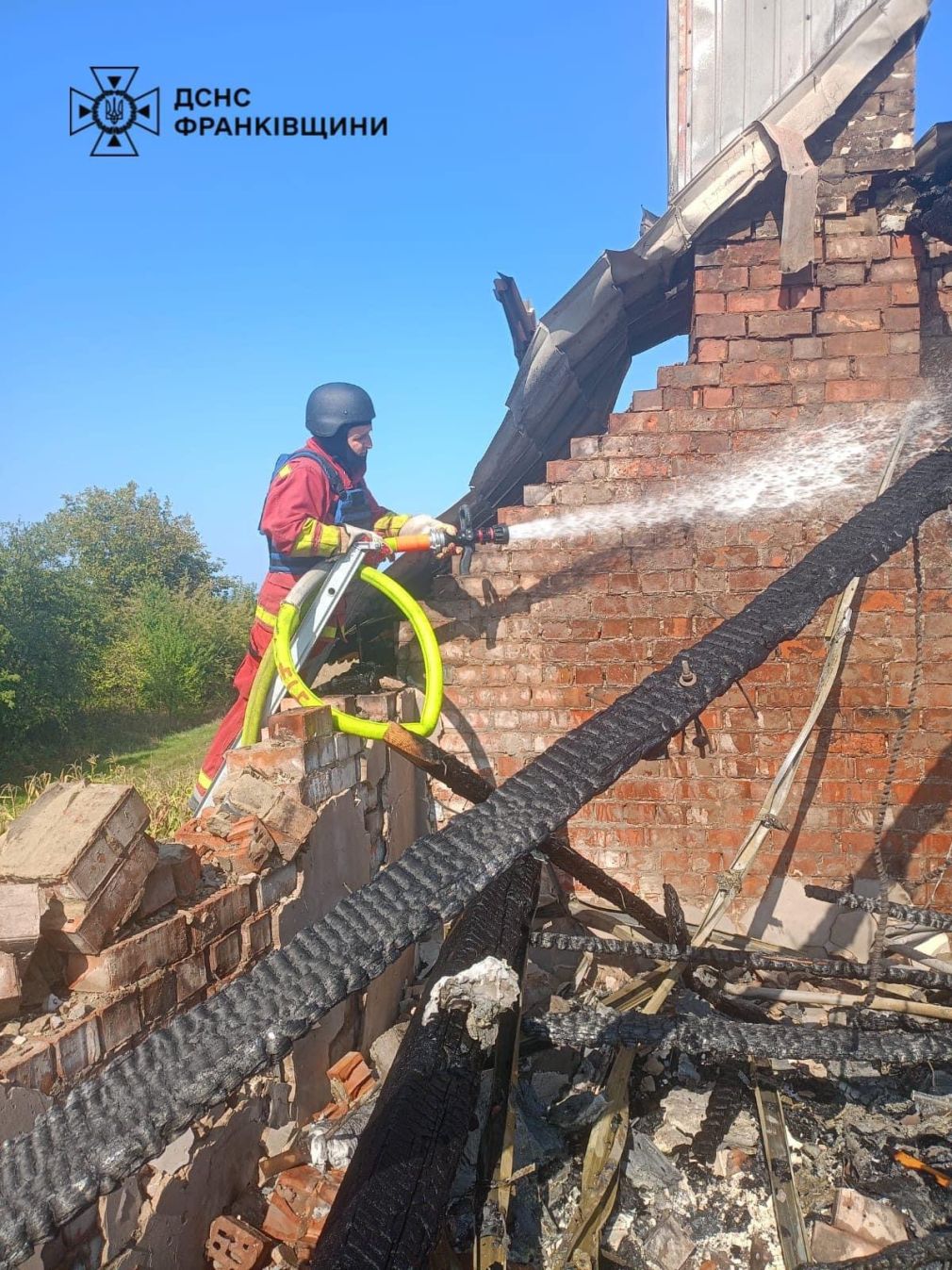 Рятувальники ліквідували пожежі, що виникли через падіння уламків ракет