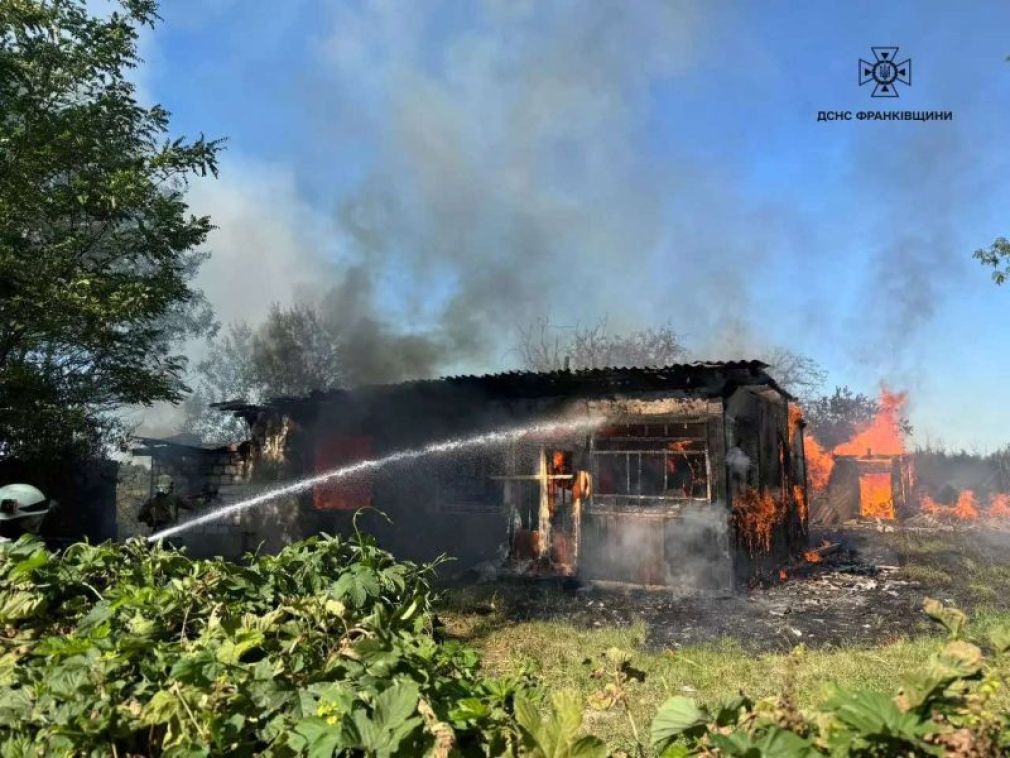 На Франківщині через підпал сухої трави вогонь перекинувся на будинок і господарську споруду