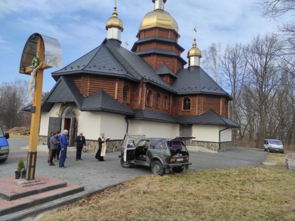 Багатодітна родина з Прикарпаття передала захисникам автомобіль